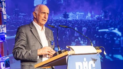 Thilo Weichert am Redner.innenpult.