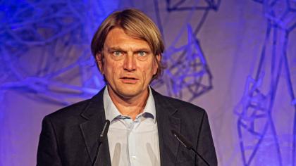 Frank Rosengart am Redner.innenpult.
