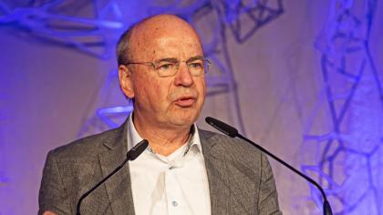 Peter Wedde am Redner.innenpult.