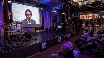 Julian Nida-Rümelin auf die Bühne projeziert.