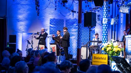 Eine Jazzband auf einer dekorierten Bühne.