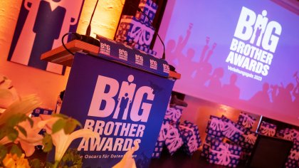 Dekoriertes Redepult der BigBrotherAwards 2023.