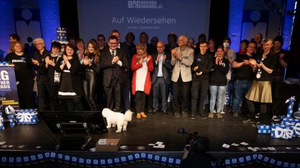 Das Team von Digitalcourage, die Jury und alle Helfer.innen auf der Bühne.