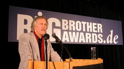 Rolf Gössner am Redner.innenpult.