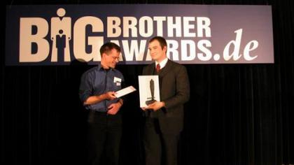 Patrick Goltzsch übergibt die BBA-Statue an Microsoft.