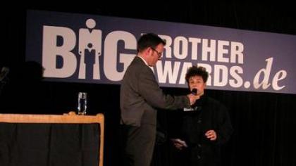 Andreas Liebold interviewt Rena Tangens auf der Bühne.