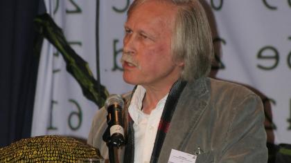 Rolf Gössner am Redner.innenpult.