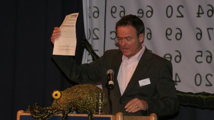 Moderator Andreas Liebold hält den Zettel für die Publikumswahl in der Hand.