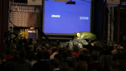 Das Publikum der BBAs 2008 von hinten. Im Zentrum eine blaue Leinwand.