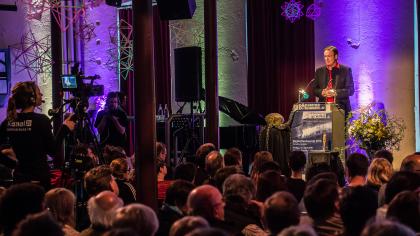 Moderator Andreas Liebold am Redner.innenpult.