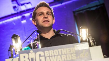 Max Schrems am Redner.innenpult.