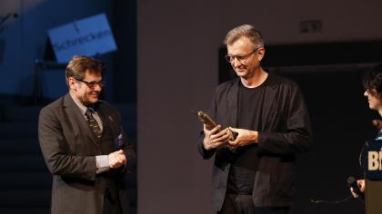 Jochen Wegner von ZEIT ONLINE nimmt den BigBrotherAward von padeluun entgegen.