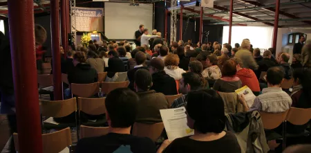 Das Publikum während der BBAs 2008 mit den Stimmzetteln in der Hand (von hinten fotografiert).