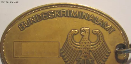 Dienstmarke des BKA mit dem Bundesadler.