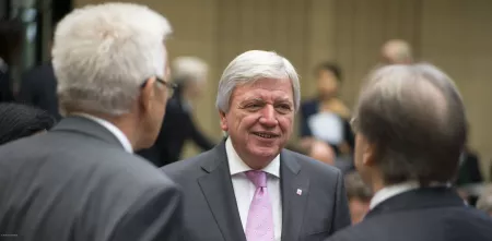 Momentaufnahme von Volker Bouffier im Gespräch mit zwei Personen.