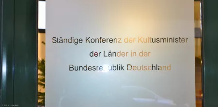 Türschild mit dem Text: „Ständige Konferenz der Kultusminister der Länder in der Bundesrepublik Deutschland“.