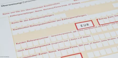 Detailaufnahme eines Überweisungsträgers, der nicht ausgefüllt ist.