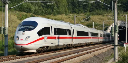 Ein ICE der Deutschen Bahn, der gerade aus einem Tunnel kommt.