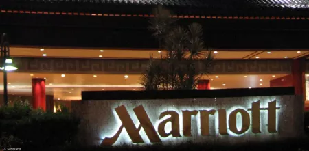 Ein Marriott-Hotel in Singapur bei Nacht.