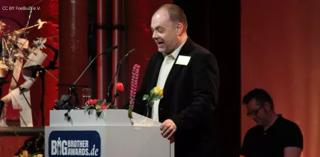 Prof. Martin Haase am Redner.innenpult der BigBrotherAwards 2011.