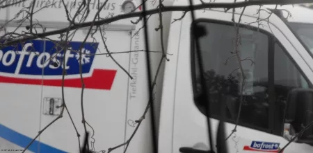 Ausschnitt eines bofrost-Lieferwagens (Kühlbereich und Fahrer.innenkabine).
