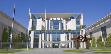 Bundeskanzler.innenamt von außen bei strahlend blauem Himmel.