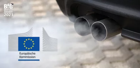 Logo der Euopäischen Kommission. Im Hintergrund eine Detailaufnahme eines Auspuffs, aus dem Abgase kommen.