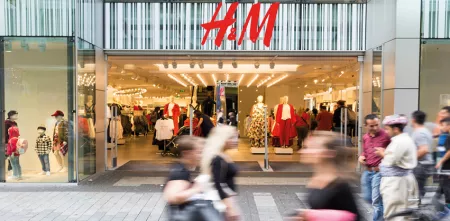 Schaufensterfront einer H&M-Filiale mit geöffneten Türen.