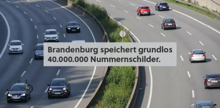 Eine Autobahn, im Vordergrund der Text: „Brandenburg speichert grundlos 40.000.000 Nummernschilder.“