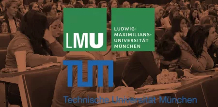 Das Logo der LMU und der TUM im Vordergrund. Im Hintergrund Student*innen in einem Hörsaal (sepia).