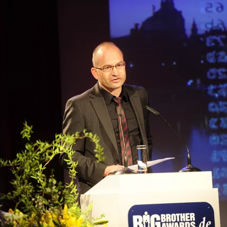 Sönke Hilbrans am Redner.innenpult der BigBrotherAwards 2012.