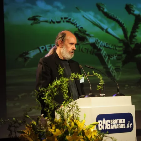 Frans Valenta am Redner.innepult während der BigBrotherAwards 2012.