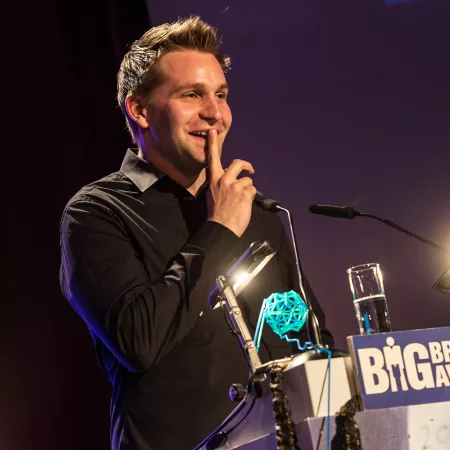 Max Schrems am Redner.innenpult während der BigBrotherAwards 2015.
