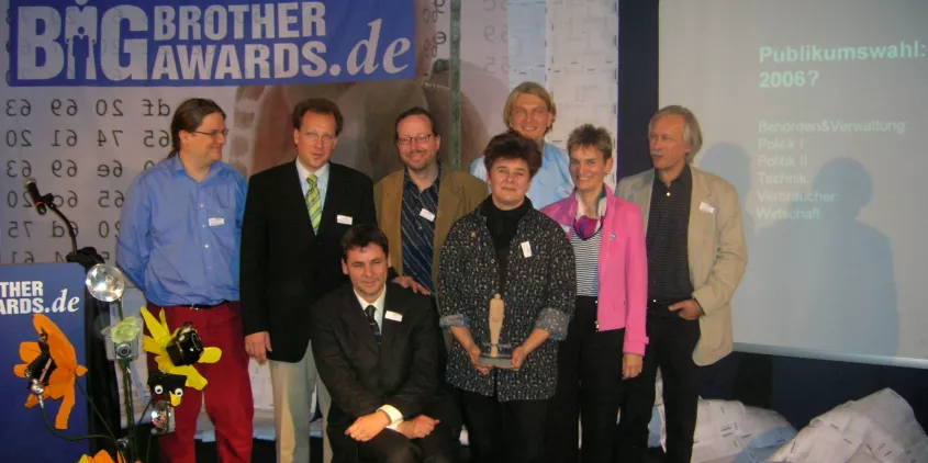 Gruppenfoto der BigBrotherAwards-Jury auf der Bühne.