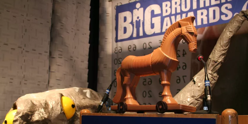 Ein Modellholzpferd auf dem Redner.innenpult der BigBrotherAwards 2007.