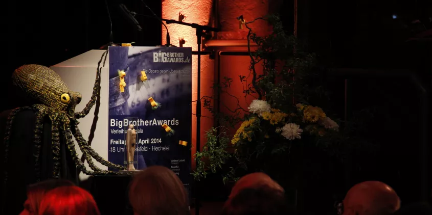 Dekorierte Bühne der BigBrotherAwards 2014. Im Hintergrund ist die Sparrenburg projeziert.