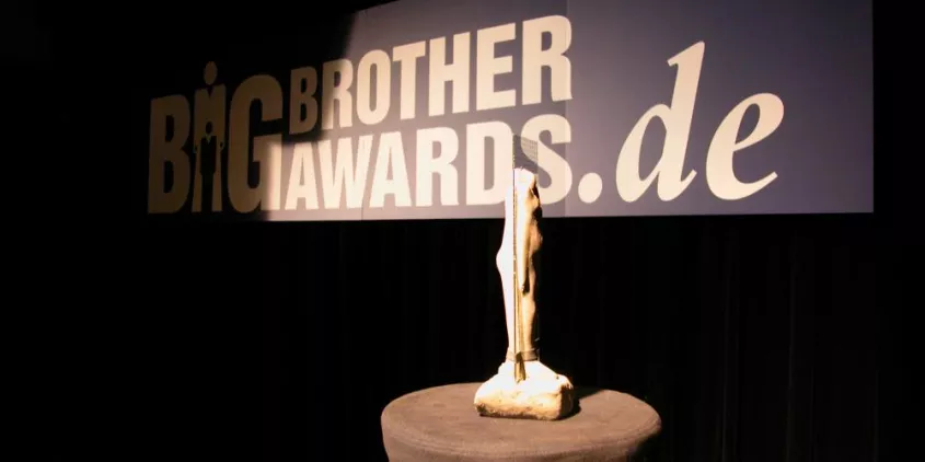 Die Bühne der BBAs 2002 mit der Statue und dem BBA-Schriftzug.