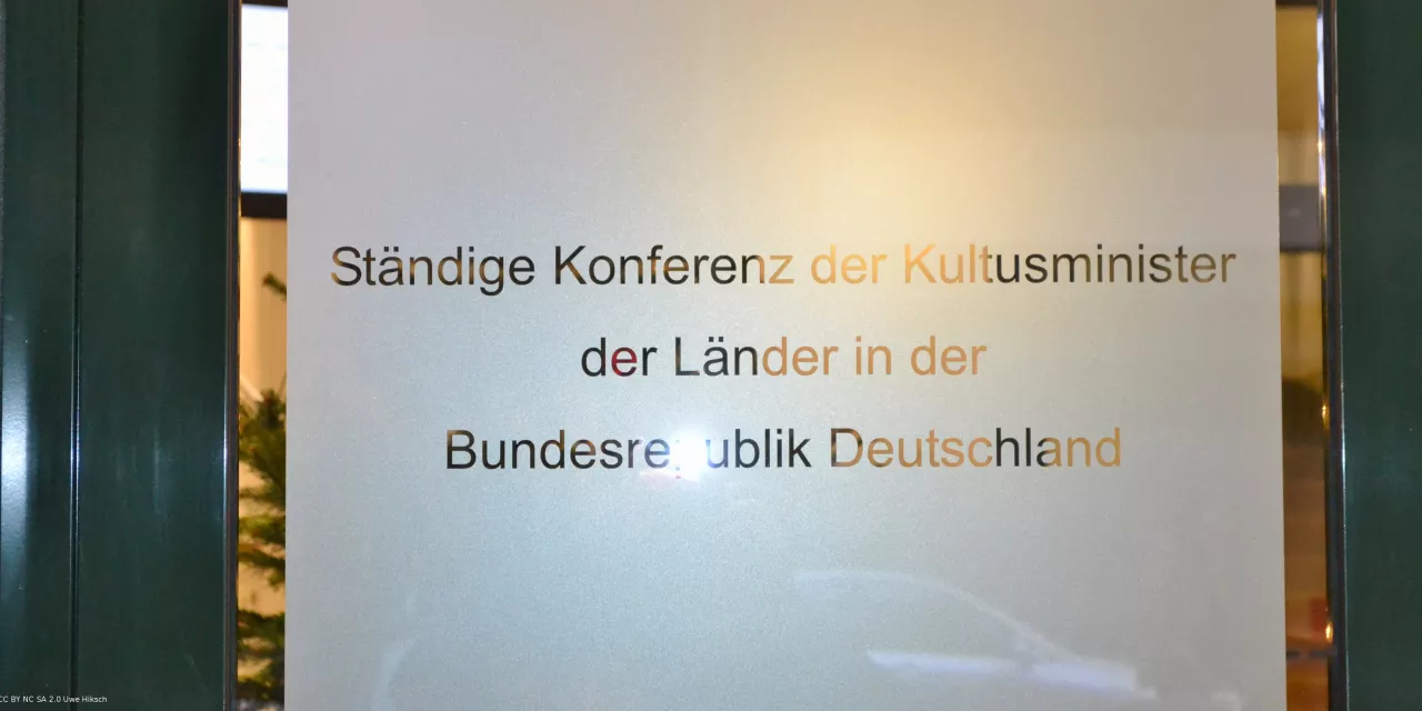 Türschild mit dem Text: „Ständige Konferenz der Kultusminister der Länder in der Bundesrepublik Deutschland“.