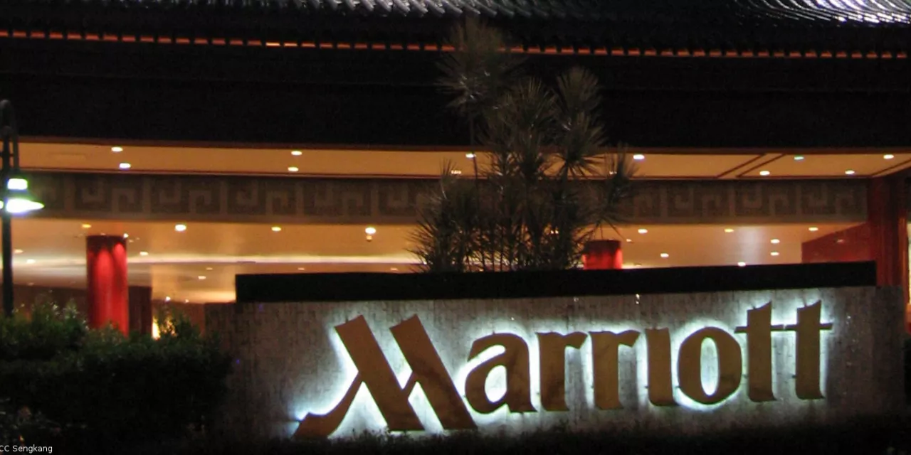Ein Marriott-Hotel in Singapur bei Nacht.