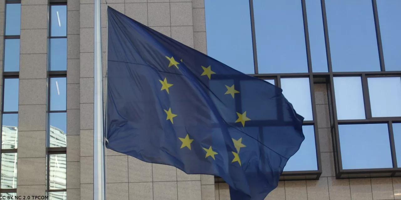Die Europaflagge vor dem Gebäude des Europäischen Rates.