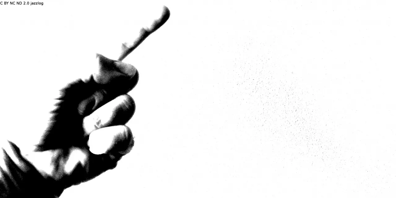 Ein erhobener Zeigefinger in schwarz-weiß.