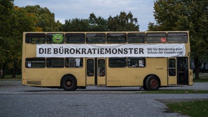 Bus der Bürokratiemonster.