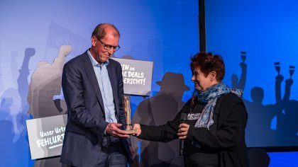 Ingo Behrens vom Verwaltungsgerichts Hannover nimmt den Award von Rena Tangens entgegen.