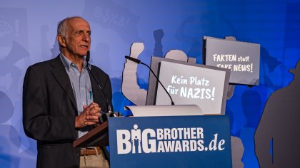 Thilo Weichert am Redner.innenpult.