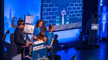 Die TecKids auf der Bühne.