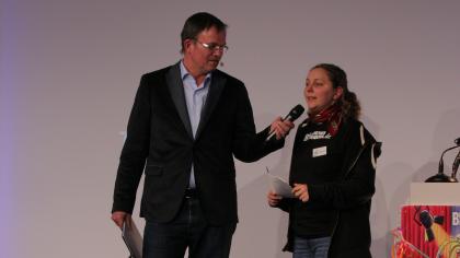 Moderator Andreas Liebold interviewt Leena Simon.