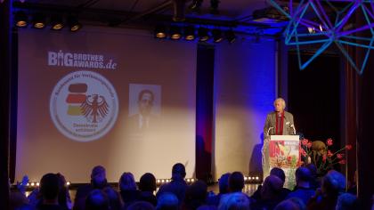 Rolf Gössner am Redner.innenpult.