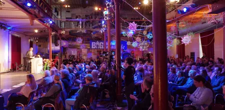 Das Publikum während der BBAs 2016 auf Stühlen mit Blickrichtung zur Bühne.