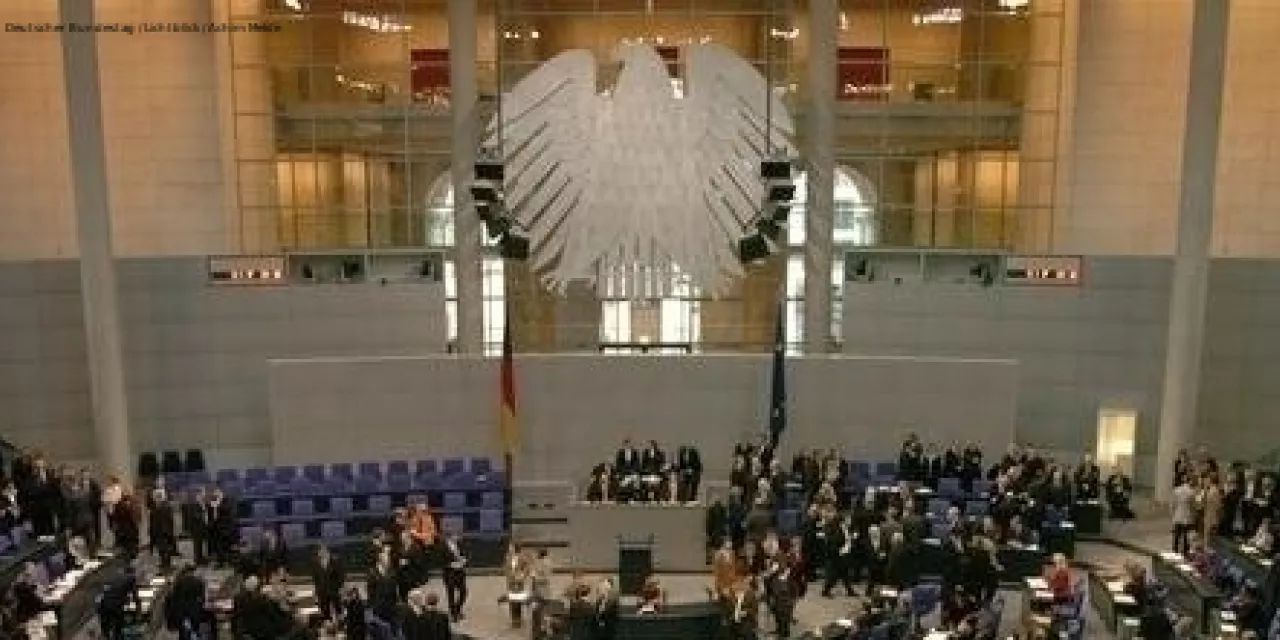 Ausschnitt des Deutschen Bundestages. Präsent im Bild ist der Bundesadler.
